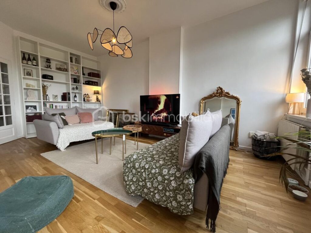 Appartement de charme rénové avec balcon – vue exceptionnelle Porte des Allemands – 4 pièces – 2 chambres – 79 m²