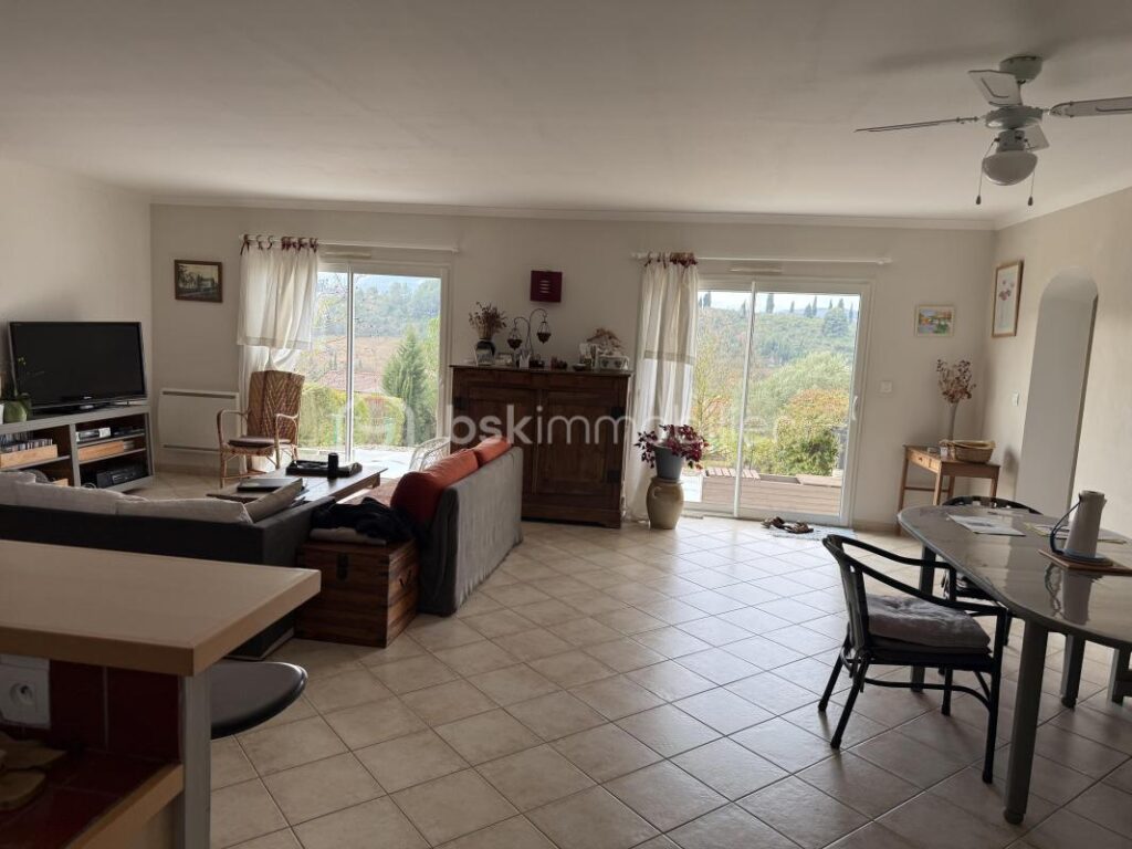 Maison sur la colline – 5 pièces – 4 chambres – 122 m²