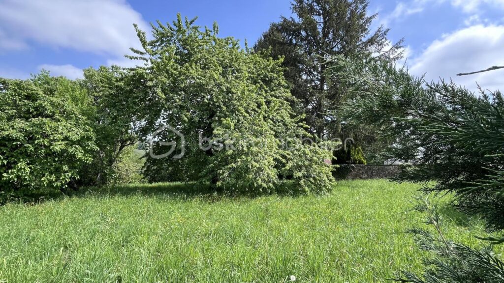Terrain avec vue sur la campagne – Cadre verdoyant et préservé – NR pièces – NR chambres – 1587 m²