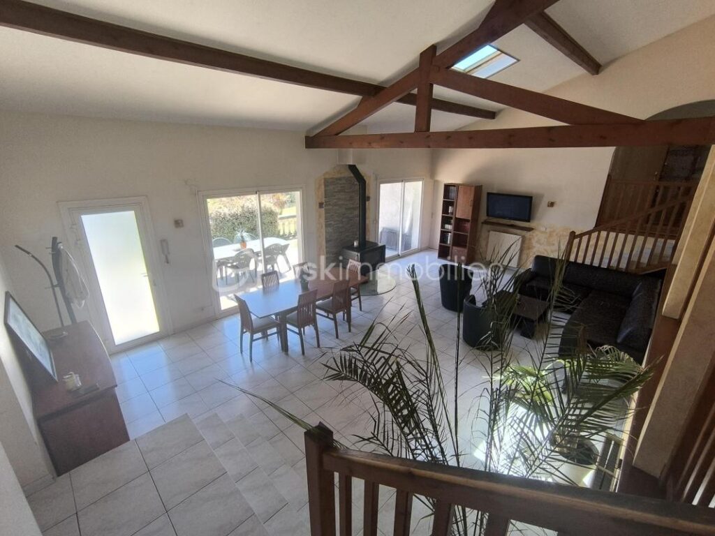 Exclusivité ! Bien rare à 5 min de Voiron – Maison familiale 151 m² + grand terrain – 6 pièces – 4 chambres – 151 m²