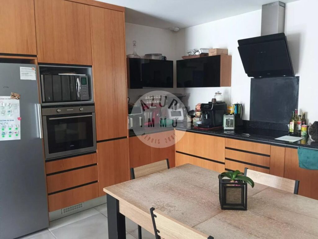 Maison plain-pied T4 récente plan d&rsquo;Aups terrain plat 887 mètres carrés – 4 pièces – 3 chambres – 93 m²