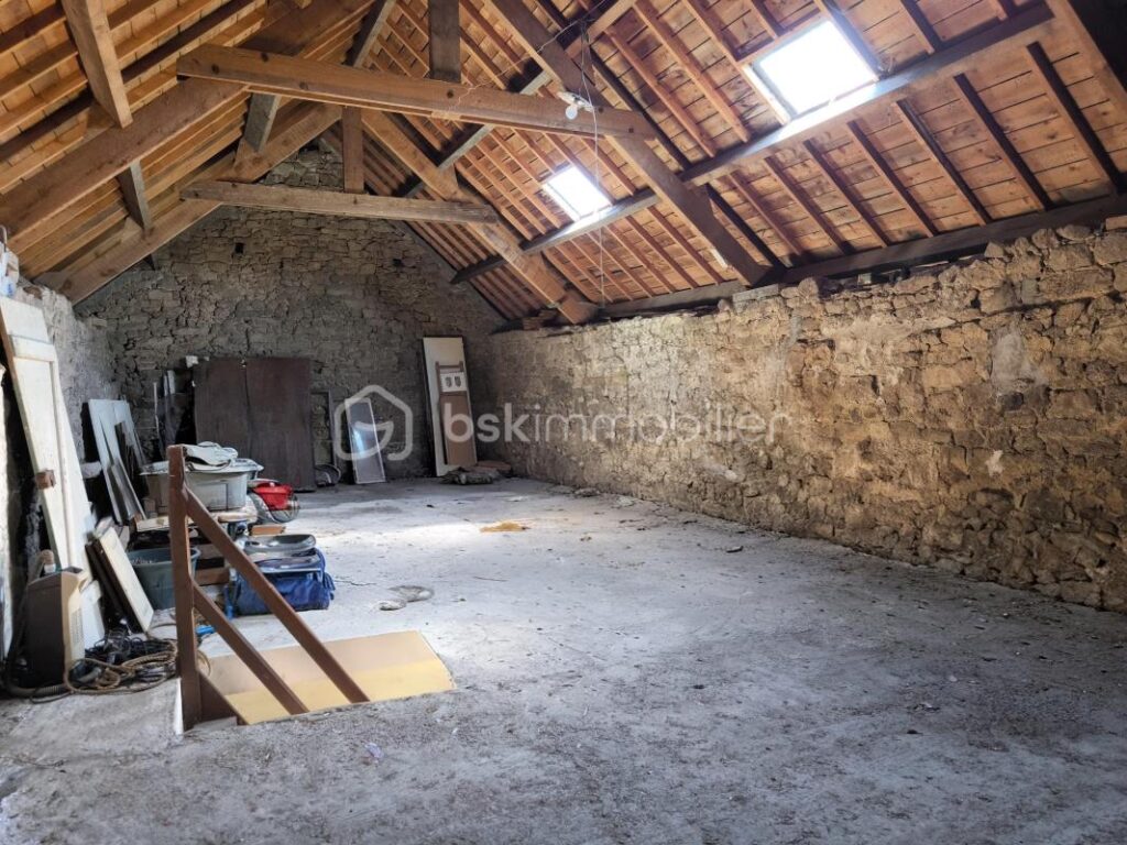 Longère en pierre 200 m² + dépendance – terrain 2 000 m² – A pied des sentiers côtiers – 6 pièces – 5 chambres – 200 m²