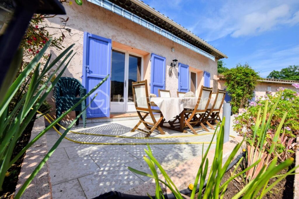 Superbe villa de 148 m2 sur une terrain de 2400 m2 – 5 pièces – 4 chambres – 148 m²