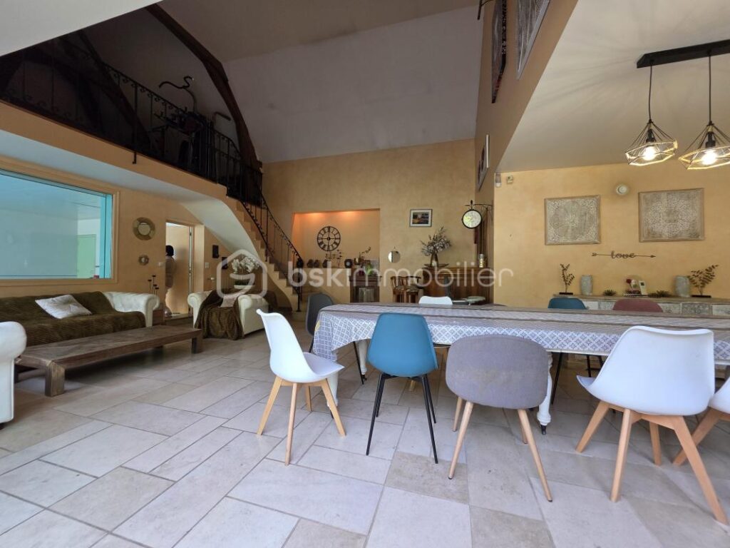 Propriété d’exception 16 pièces 7 chambres à Sens 5 minutes de la gare qui mène à Paris Bercy en 54 minutes – 16 pièces – 6 chambres – 367 m²