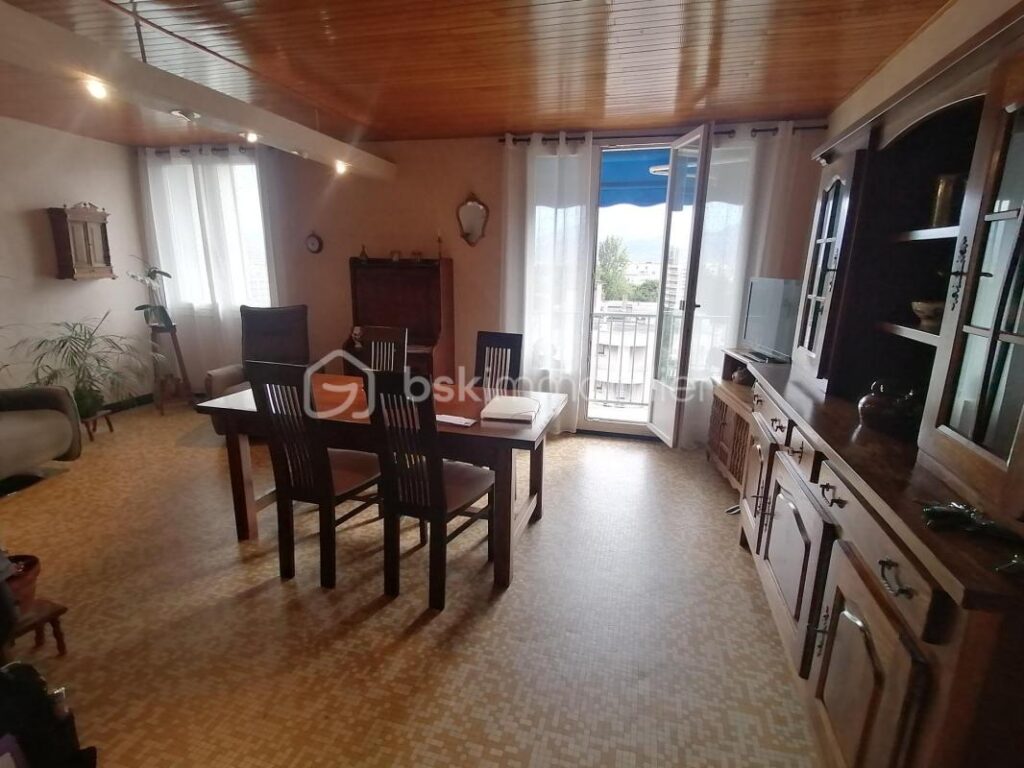 APPARTEMENT avec cave privative et un garage – 4 pièces – 2 chambres – 70 m²