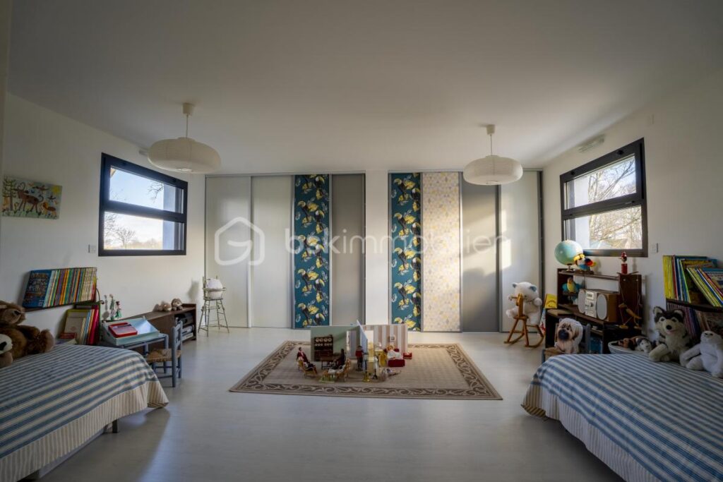 Maison d’architecte contemporaine lumineuse de 281m² proche du bourg de Chavagne – 6 pièces – 5 chambres – 281 m²