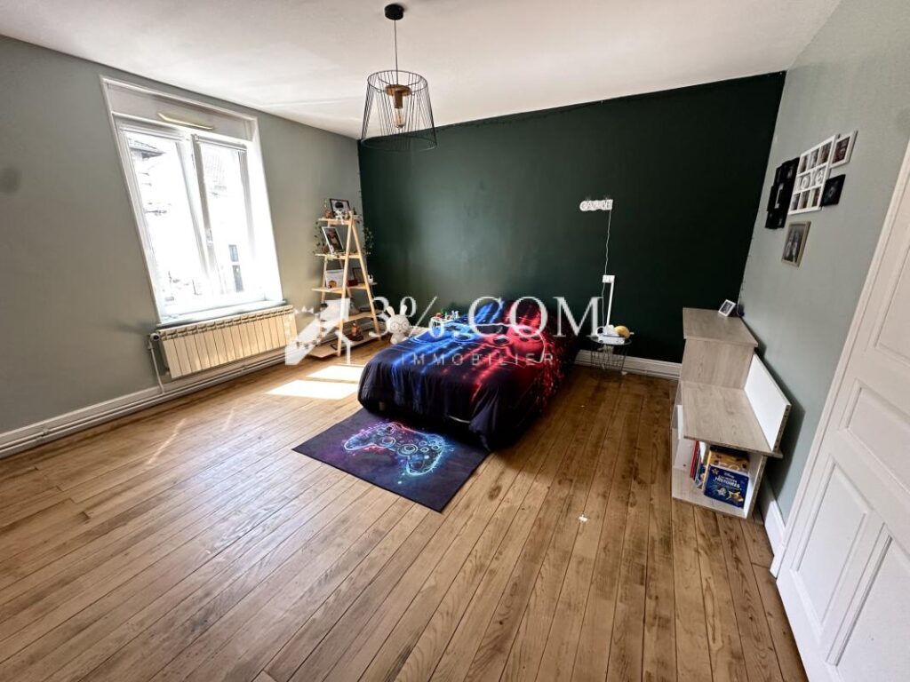 MAISON DE VILLAGE 210 M2 – TERRAIN 868 M2 – 8 pièces – 3 chambres – 210 m²