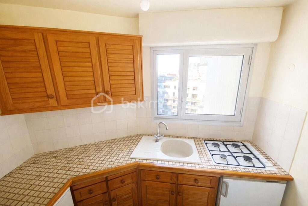 🔥 RARE – 2 PIÈCES 50 m² – SÉJOUR 20 m² – BALCON – VUE SACRÉ-CŒUR – SANS VIS-À-VIS – PARKING + GRANDE CAVE 🔥 – 2 pièces – 1 chambre – 50 m²
