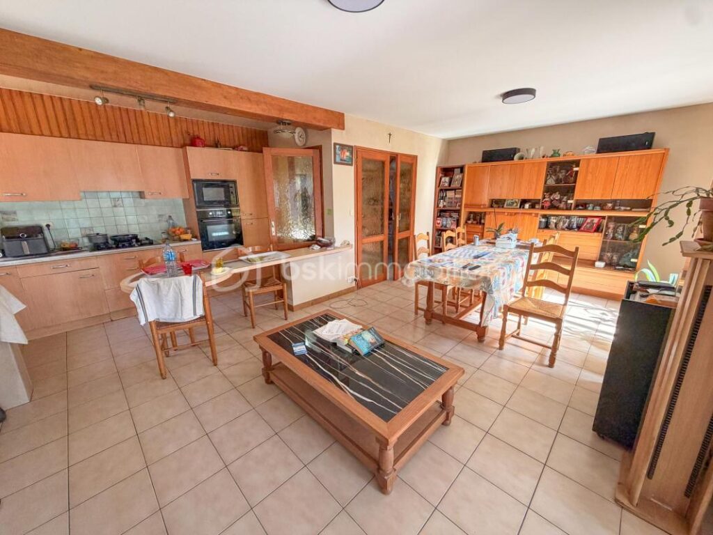 BRECH – Maison d&rsquo;environ 117 m2 habitables – 5 pièces – 3 chambres – 117 m²