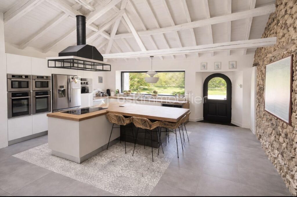 🏡 Longère d’exception – Propriété de prestige à Cholet – 397 m² – Parc d’1 hectare – 12 pièces – 5 chambres – 398 m²