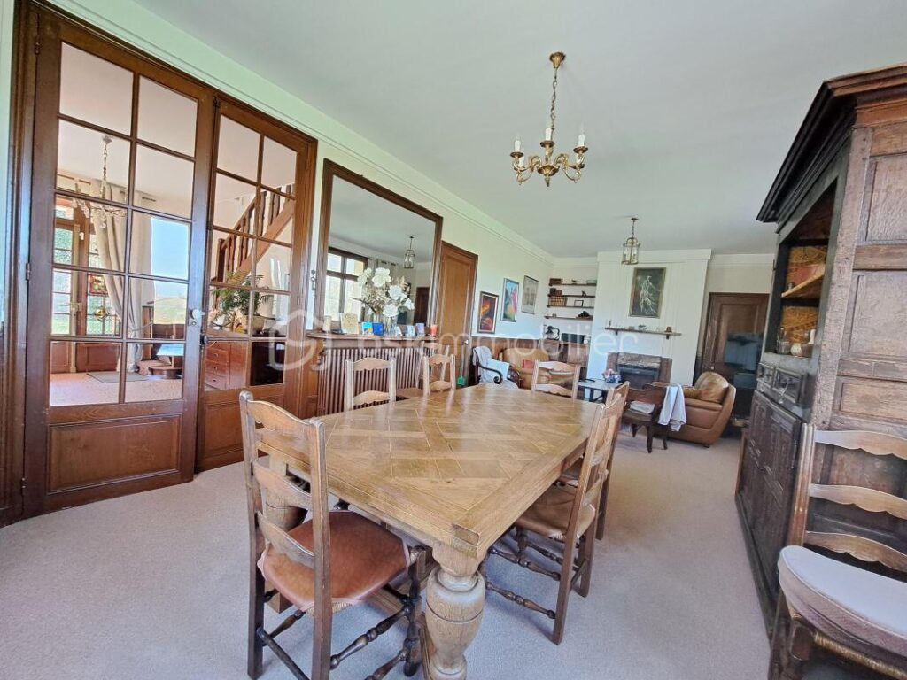 PROPRIETE DE CARACTETRE AVEC DEPENDANCE SUR ENVIRON 3750 M² DE TERRAIN DANS UN ENVIRONNEMENT CALME – 10 pièces – 7 chambres – 222 m²