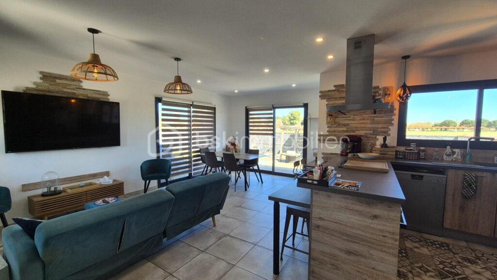 A VENDRE VILLA TROIS FACES DE 96M² SUR TERRAIN DE 394M A SAINT CYPRIEN – COTE VILLAGE – EN IMPASSE – TROIS CHAMBRES – DEUX PIECES D EAU – DEUX TOILETTES – BUANDERIE – PISCINE – TERRASSE – PROCHE DES ECOLES DES COMMERCES ET DES PLAGES – 5 pièces – 3 chambres – 96 m²