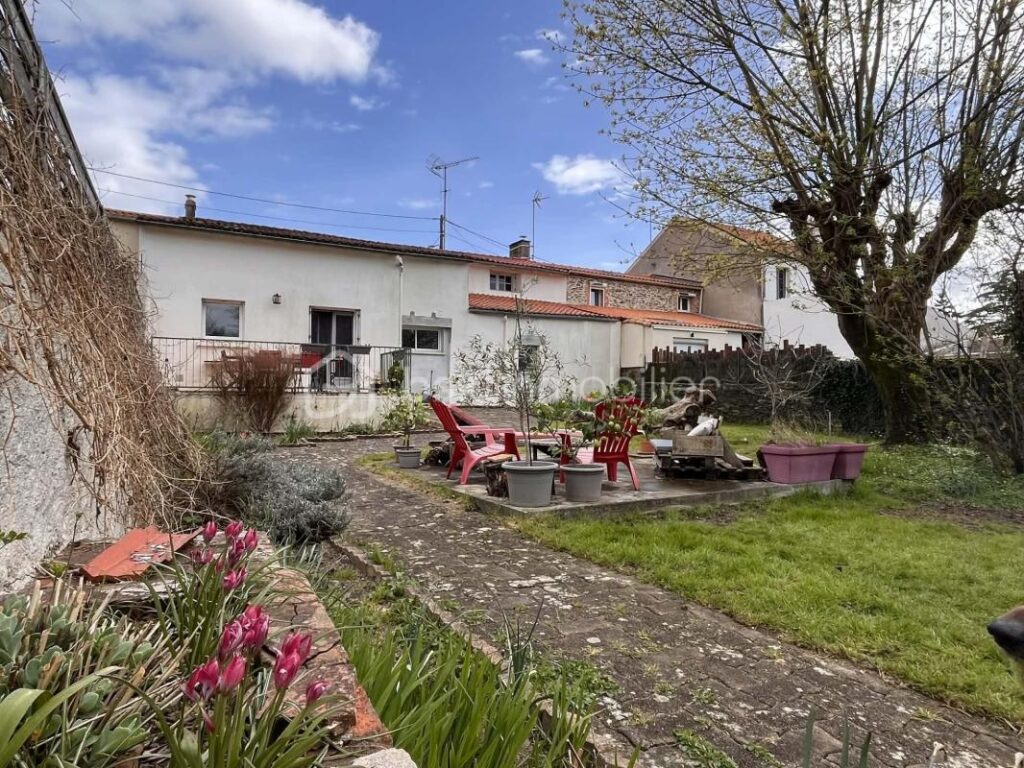 Maison 5 chambres sur jardin clos – GESTE – 260 000 € HAI – 8 pièces – 5 chambres – 166 m²