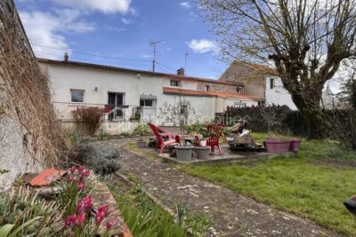 Maison 5 chambres sur jardin clos – GESTE – 260 000 € HAI – 8 pièces – 5 chambres – 166 m²