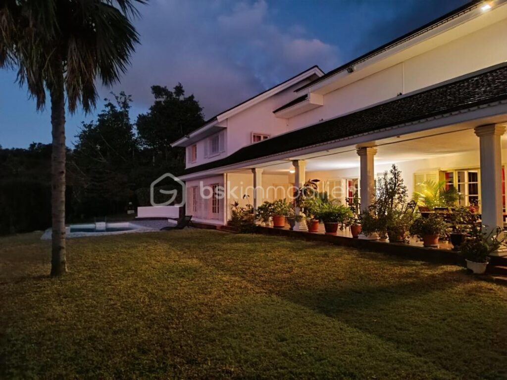 ✨ Villa d’exception avec vue mer – La Montagne (97417) – 7 pièces – 5 chambres – 350 m²