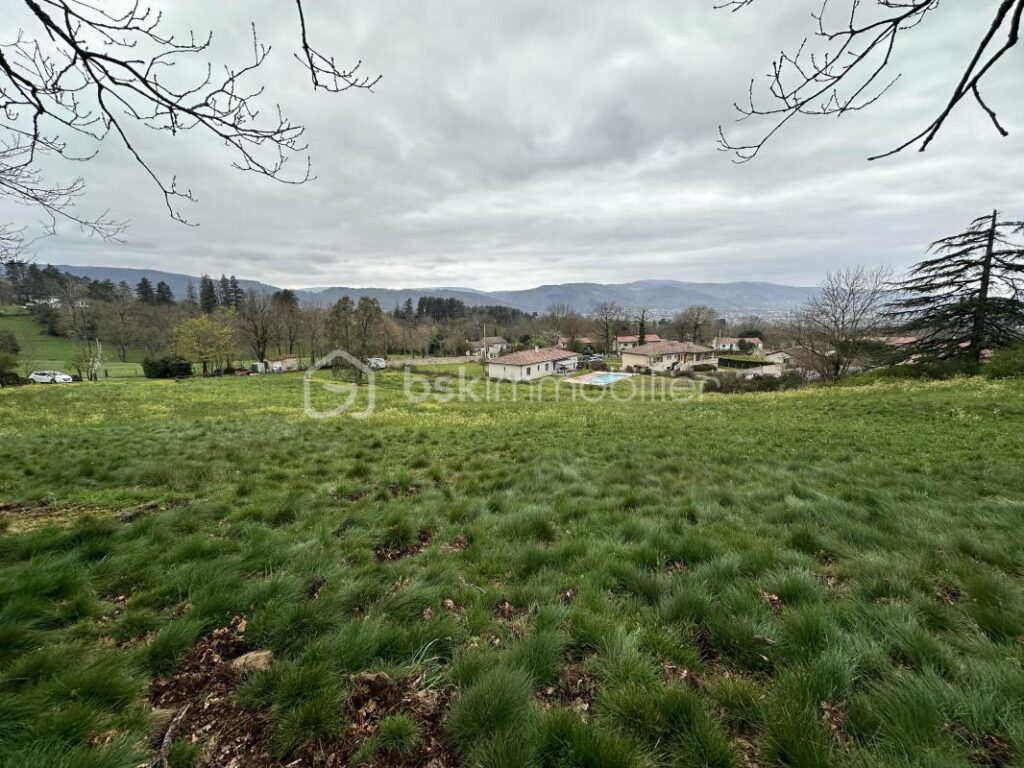 🏡 Terrain constructible avec projet de maison – cadre exceptionnel – NR pièces – NR chambres – 3200 m²