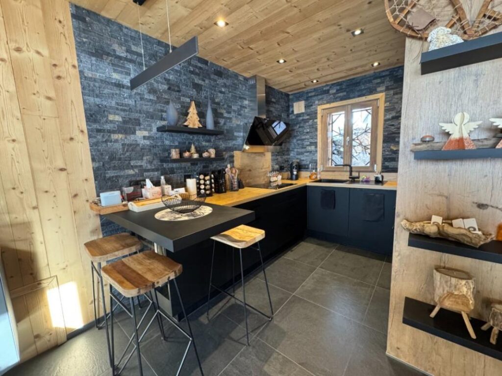 à vendre CHALET DE PRESTIGE — Auron, Station des Alpes-Maritimes 176 m² — 4 chambres — Vue imprenable sur le domaine skiable – 6 pièces – 4 chambres – 176 m²