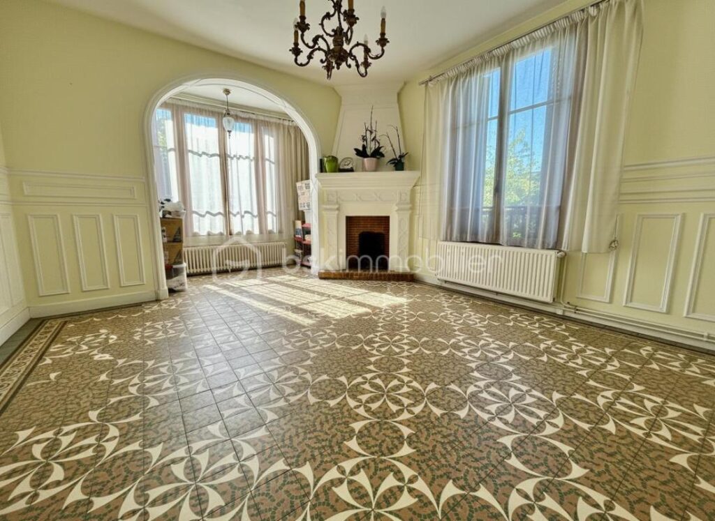 Maison 7 pièces de 170m² à CHARTRETTES (77590) – 7 pièces – 5 chambres – 170 m²