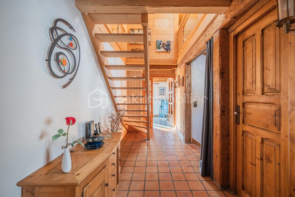 MEGEVE- CHALET FAMILIAL AU COEUR D’UN HAMEAU HISTORIQUE – 12 pièces – 7 chambres – 243 m²