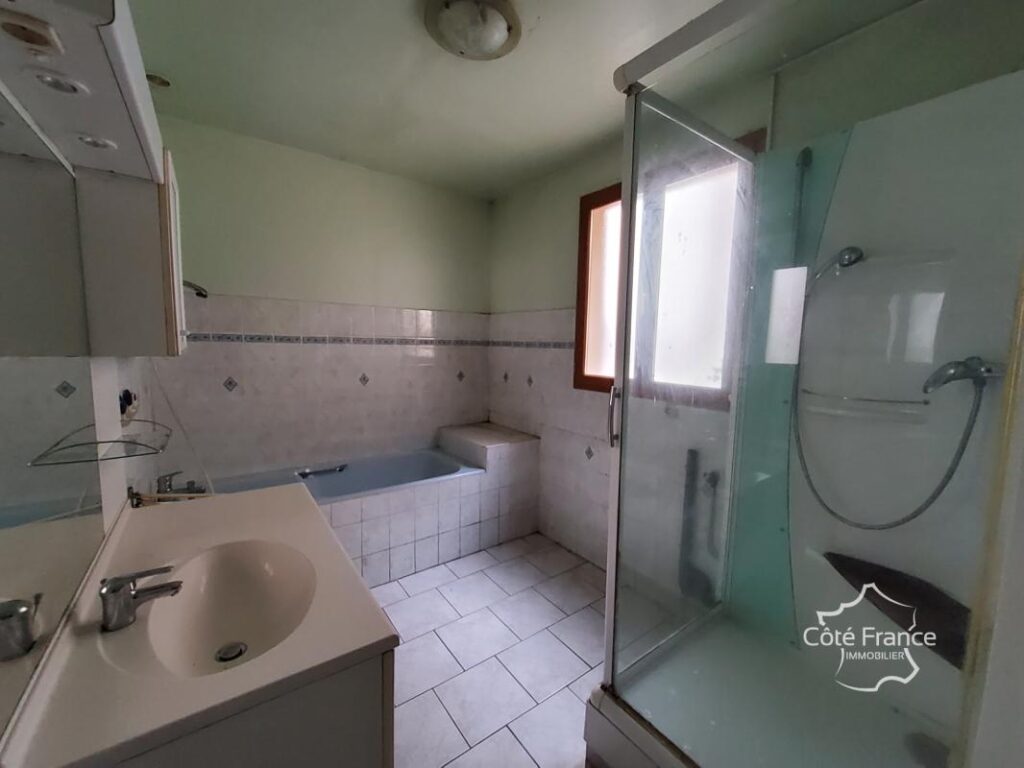 Revin 08. Maison 102 m2. Trois chambres et garage – 4 pièces – 3 chambres – 102 m²