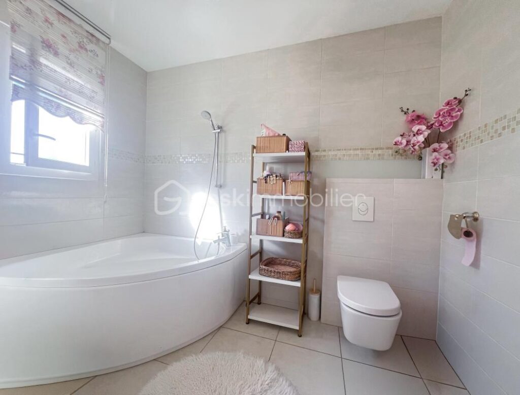 Maison récente de 113 m2 de plain-pied avec piscine, 3 chambres – 5 pièces – 3 chambres – 113 m²