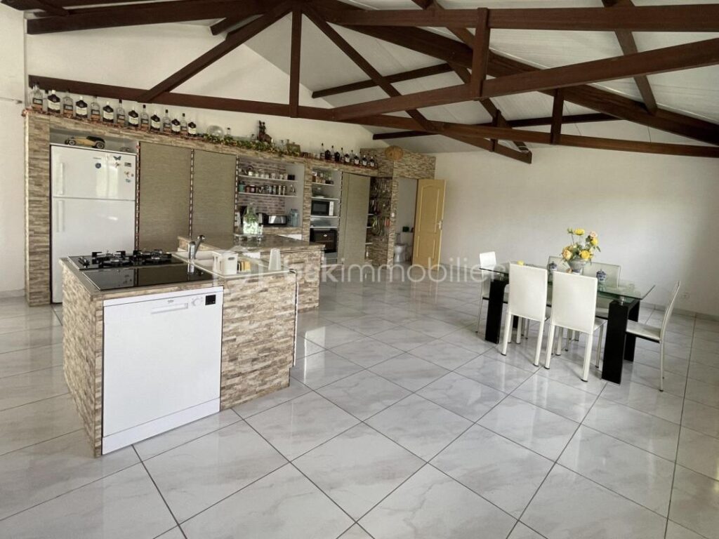 97310 – KOUROU – PROPRIÉTÉ D’EXCEPTION SUR 2,6 HECTARES – MAISON 5 PIÈCES – PISCINE – SUITE PARENTALE – 3 CHAMBRES DE 21 m² AVEC SALLE D’EAU & WC – TERRAIN VIABILISÉ – ZONE AGRICOLE – IDÉAL PROJET AUTONOME, VIVRIER OU ÉCOLOGIQUE – 5 pièces – 4 chambres – 250 m²