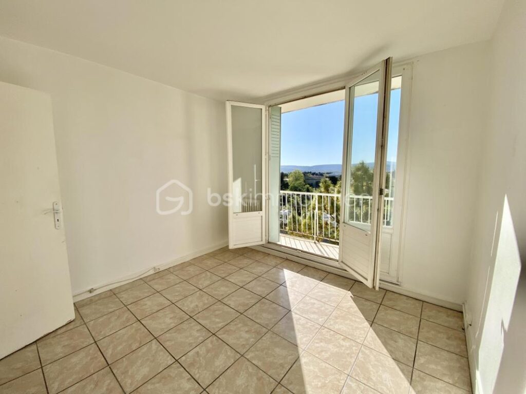 Appartement 4 pièces – 66 m² – Lumineux – Vue dégagée – Fort potentiel – 5 pièces – 3 chambres – 66 m²