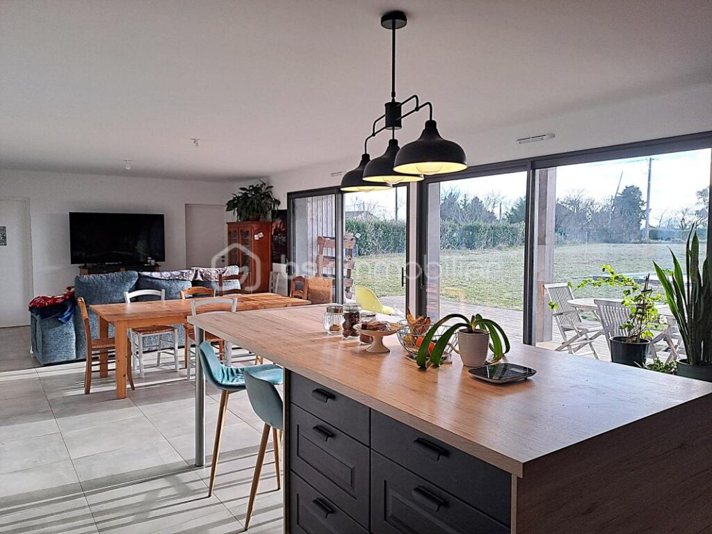 Maison en bois T6 sur 3580 m² – 6 pièces – 4 chambres – 136 m²