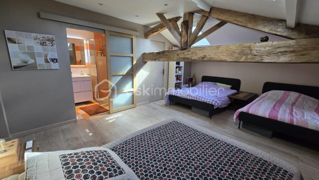 Maison en pierre avec 100m2 de dépendances – 7 pièces – 3 chambres – 172 m²