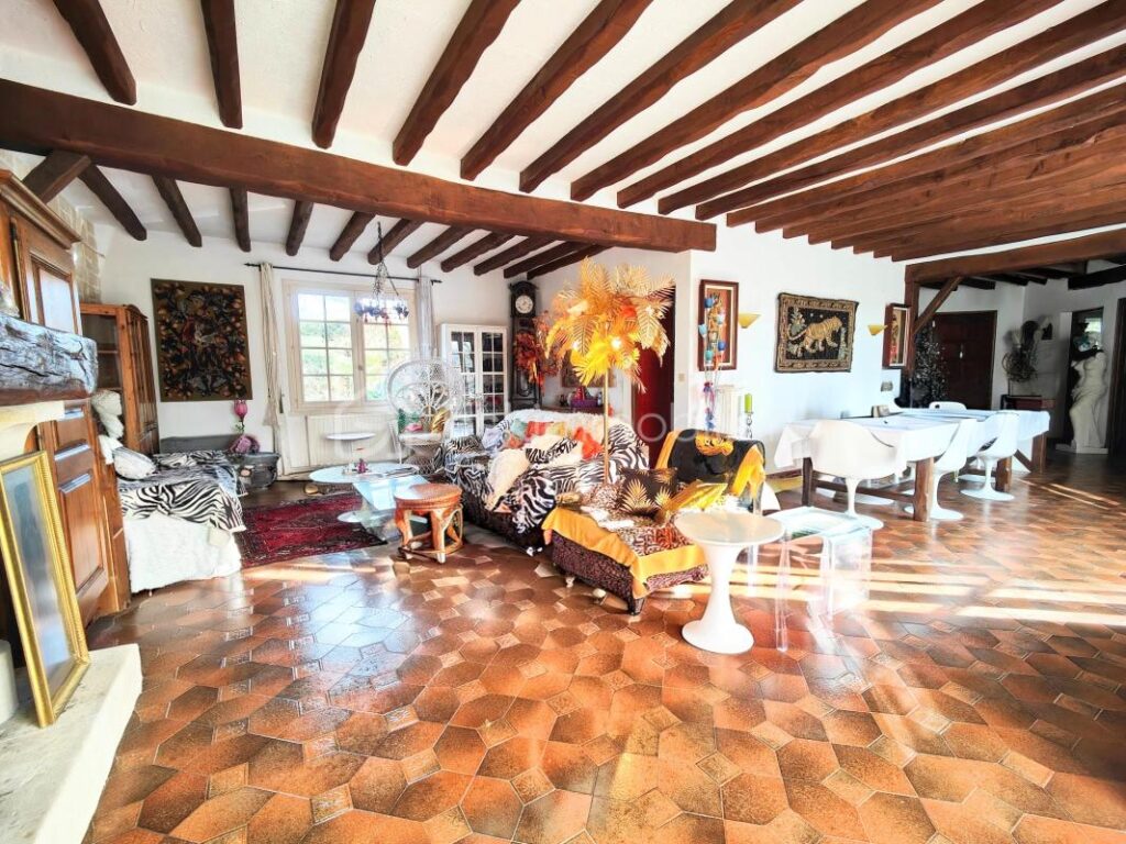 Belle maison familiale 5 ch dans un écrin boisé avec vue dégagée – 7 pièces – 5 chambres – 200 m²