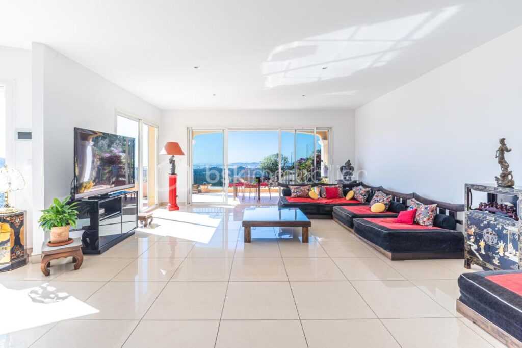 Belle propriété de 230 m² avec vue mer panoramique sur les îles d&rsquo;or – Piscine et ascenseur – 6 pièces – 4 chambres – 230 m²