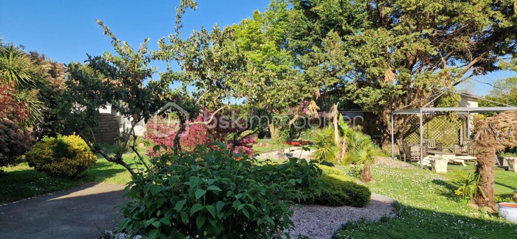 Maison familiale avec T2 indépendant, grands volumes, piscine et magnifique jardin – 5 mns de Dax – 6 pièces – 4 chambres – 200 m²