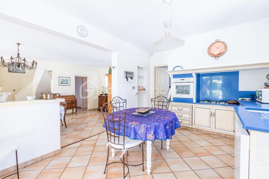 DPT VAR 83 : VERITABLE HAVRE DE PAIX – 6 pièces – 4 chambres – 160 m²