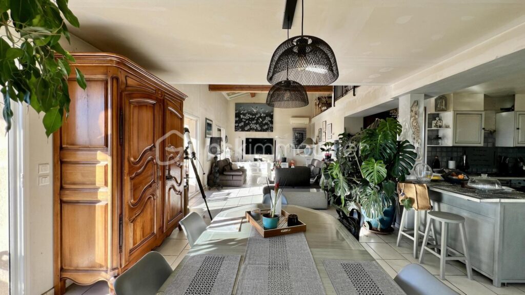 COUP DE CŒUR pour une villa individuelle à Vence Sud. Vue mer. Terrain piscinable – 4 pièces – 3 chambres – 135 m²