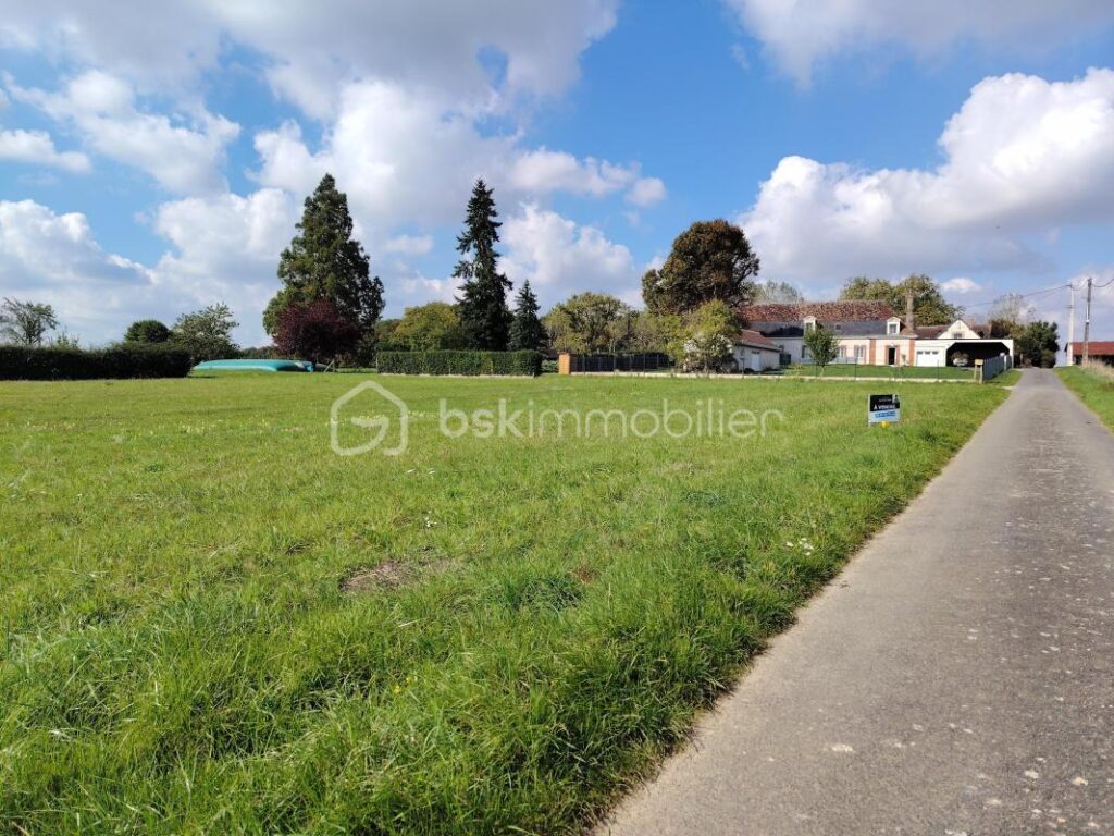 TERRAIN CONSTRUCTIBLE PROCHE MONNAIE – NR pièces – NR chambres – 1349 m²