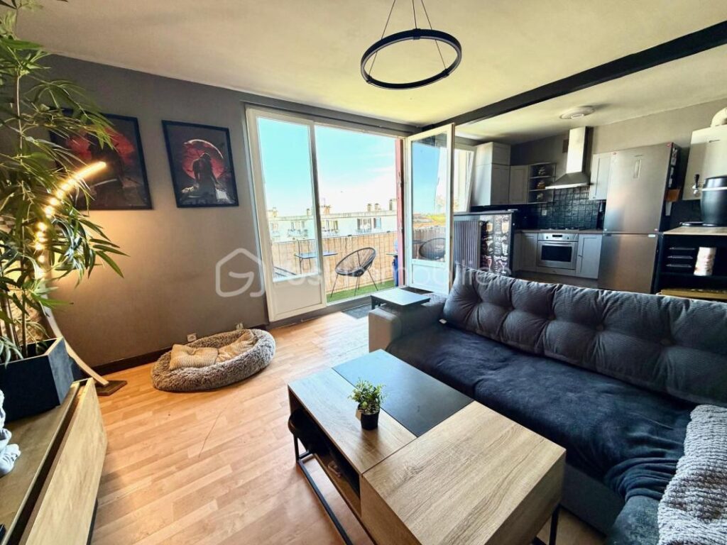 Résidence Bellevue/ F3 dernière étage / une place de parking/ et une cave – 3 pièces – 2 chambres – 61 m²