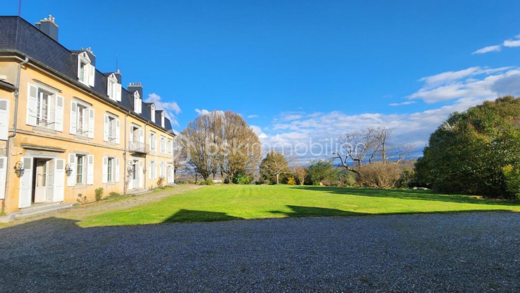 Domaine de charme sur les côteaux Est de Tarbes – NR pièces – NR chambres – 720 m²