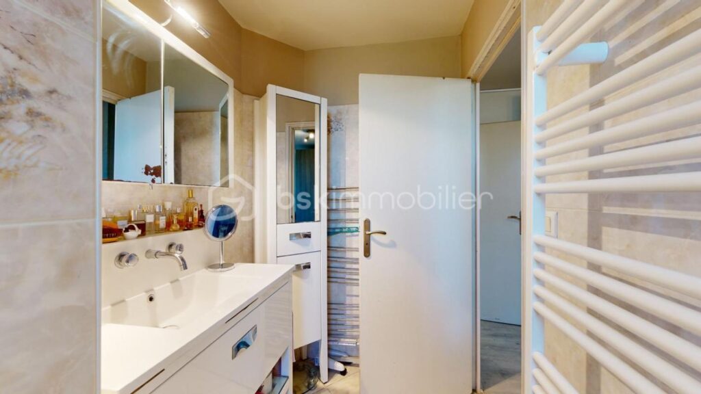 Maison 6 pièces avec piscine implantée sur une grande parcelle arborée – 6 pièces – 4 chambres – 180 m²