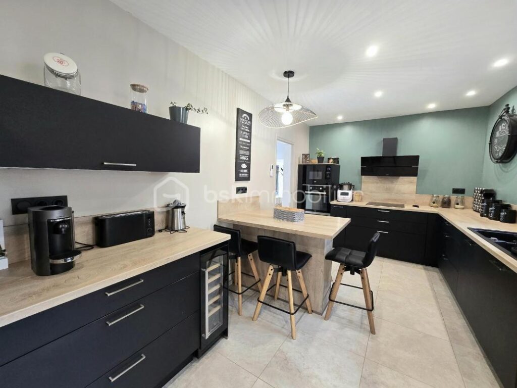 En exlusivité à Lauris jolie maison rénovée, 3 chambres, bureau, piscine – 5 pièces – 3 chambres – 140 m²