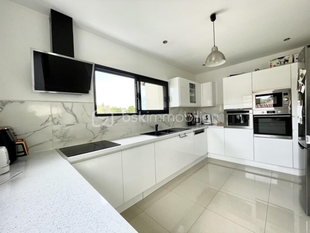 VILLA PLAIN PIED 186M²- VUE DEGAGEE -4 CHAMBRES-PISCINE- GARAGE- 34800 – 6 pièces – 5 chambres – 186 m²