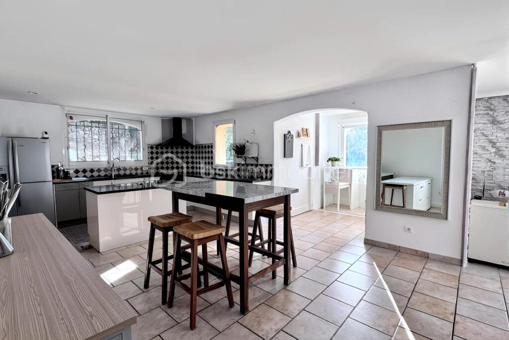 Achat d&rsquo;une Villa 137m² 5 pièces 4 chambres avec piscine à Brignoles secteur résidentiel – 5 pièces – 4 chambres – 131 m²