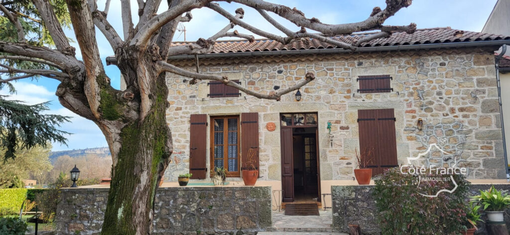 Maison de village rénovée avec dépendances et terrain attena – 6 pièces – 3 chambres – 105 m²