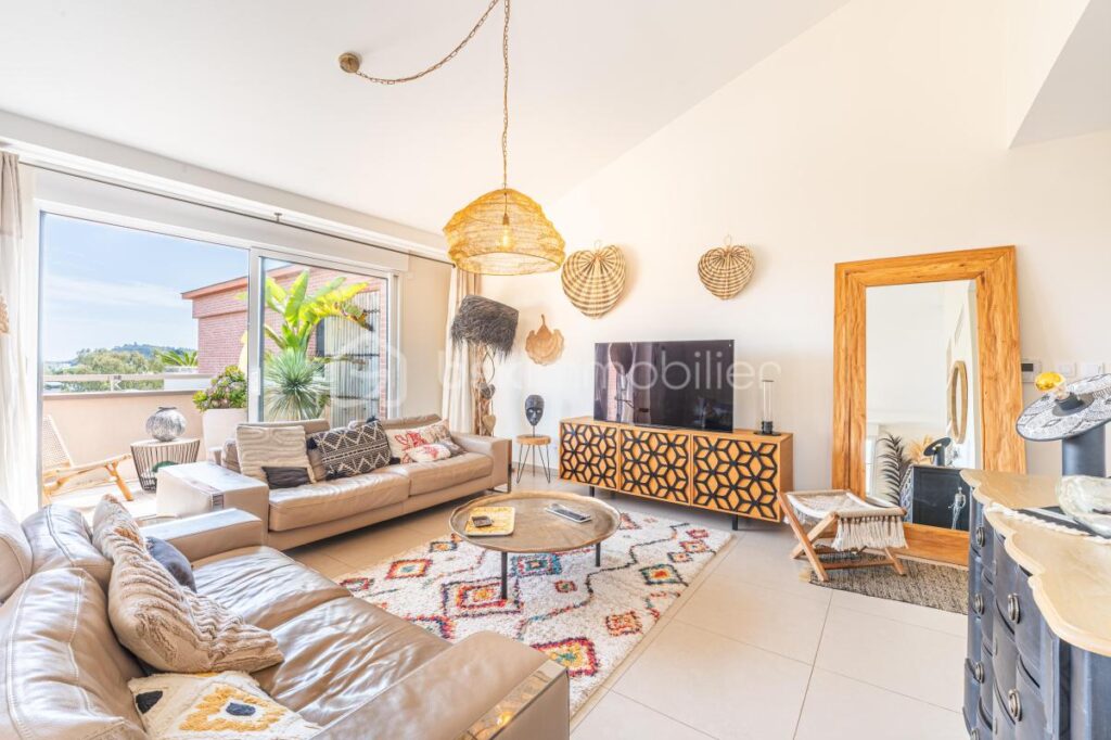 DPT VAR (83) – APPARTEMENT MODERNE ET SPACIEUX – VUE MER ET COLLINE – 4 pièces – 3 chambres – 106 m²