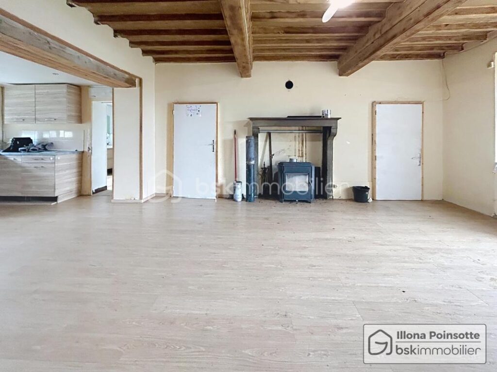 Maison avec dépendances et 1 hectare de terrain – 5 pièces – 4 chambres – 100 m²