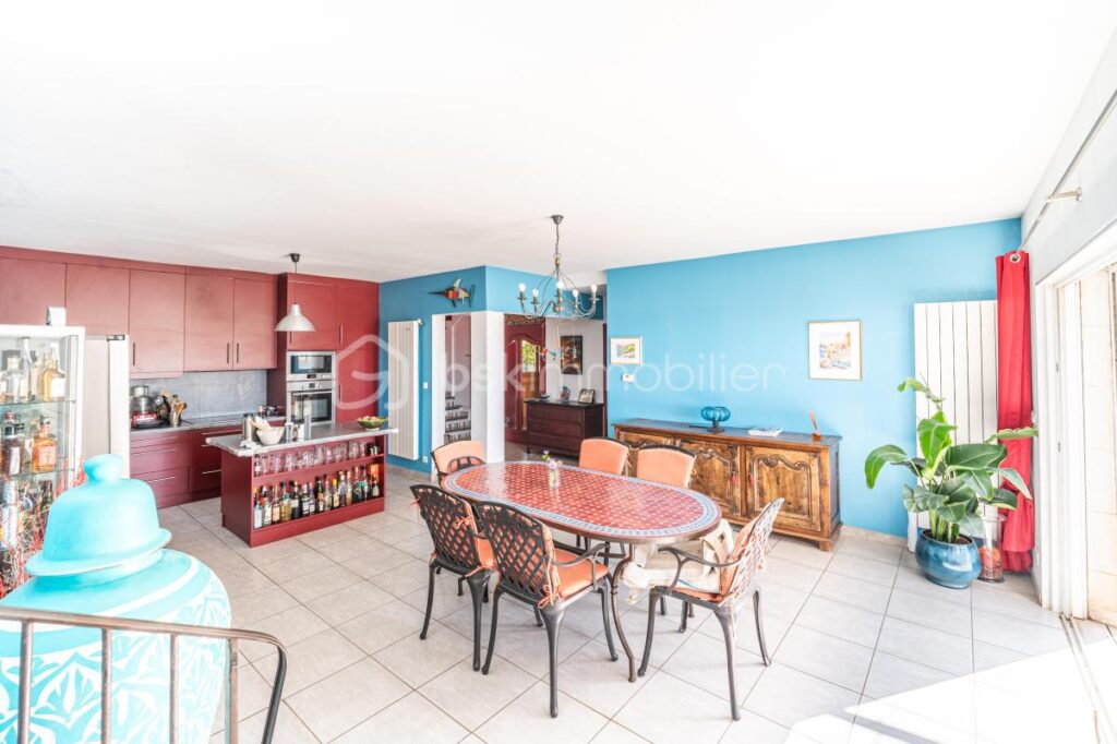 DPT VAR (83) – MAISON SPACIEUSE AVEC PISCINE et STUDIO – VUE MER – 8 pièces – 6 chambres – 172 m²