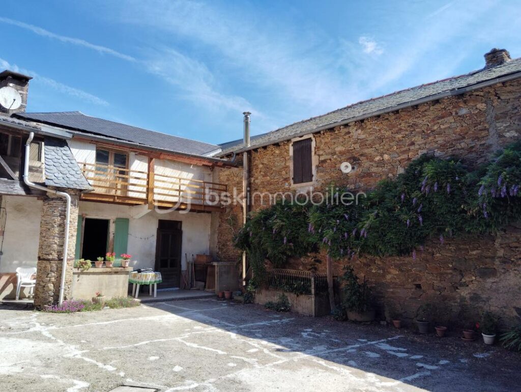 EXCEPTIONNEL ! POINT DE VUE/ESPACE/TRANQUILITE. Ancienne ferme de 1710, 275 m2 habitables, 10 chambres, 2.7 ha et de nombreuses dépendances – 11 pièces – 10 chambres