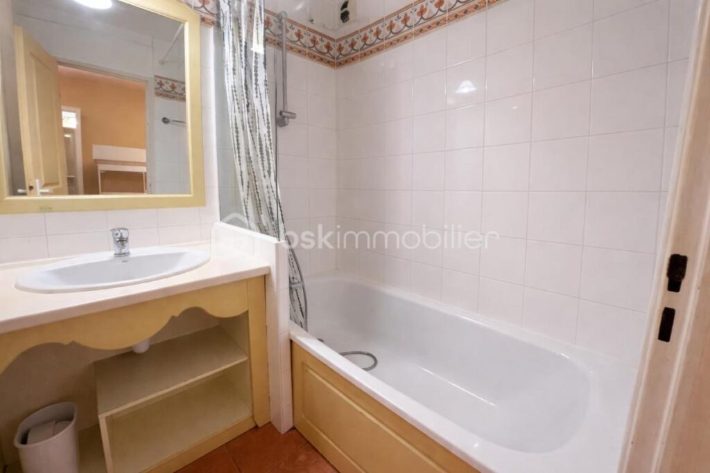 Mandelieu-la-Napoule – Studio 24,50 m² avec coin nuit – Résidence avec piscine – Proche plages – 1 pièce – NR chambres – 24 m²