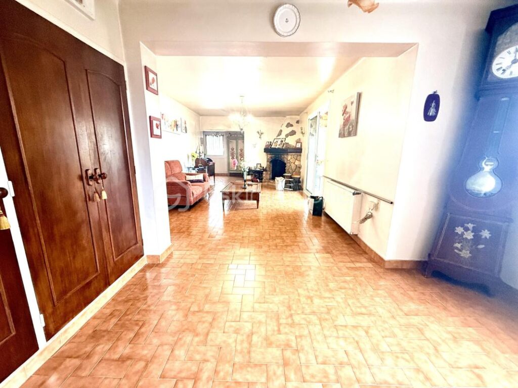 🏡À VENDRE VILLA DE 130 M2 + GRANDE VÉRANDA AVEC VUE PANORAMIQUE – GARAGE ET ABRIS DE JARDIN – FORT POTENTIEL SUR 1060 M2 DE TERRAIN – VALENSOLE – PRIX 305 000 € 🌿✨ – 5 pièces – 3 chambres – 130 m²