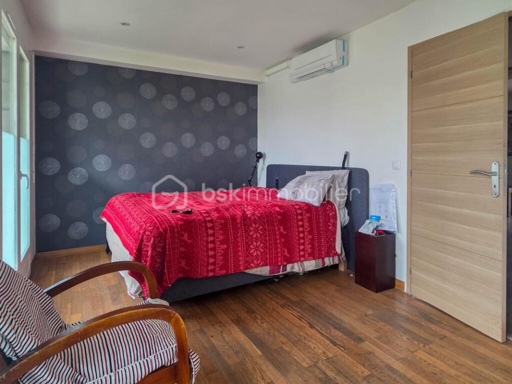 Boissy-Saint-Léger Appartement 5 pièces – rez-de-chaussée avec jardin sans vis-à-vis lumineux – trois places de parking sous-sol sans charges de copropriété plein sud – – 5 pièces – 3 chambres – 108 m²