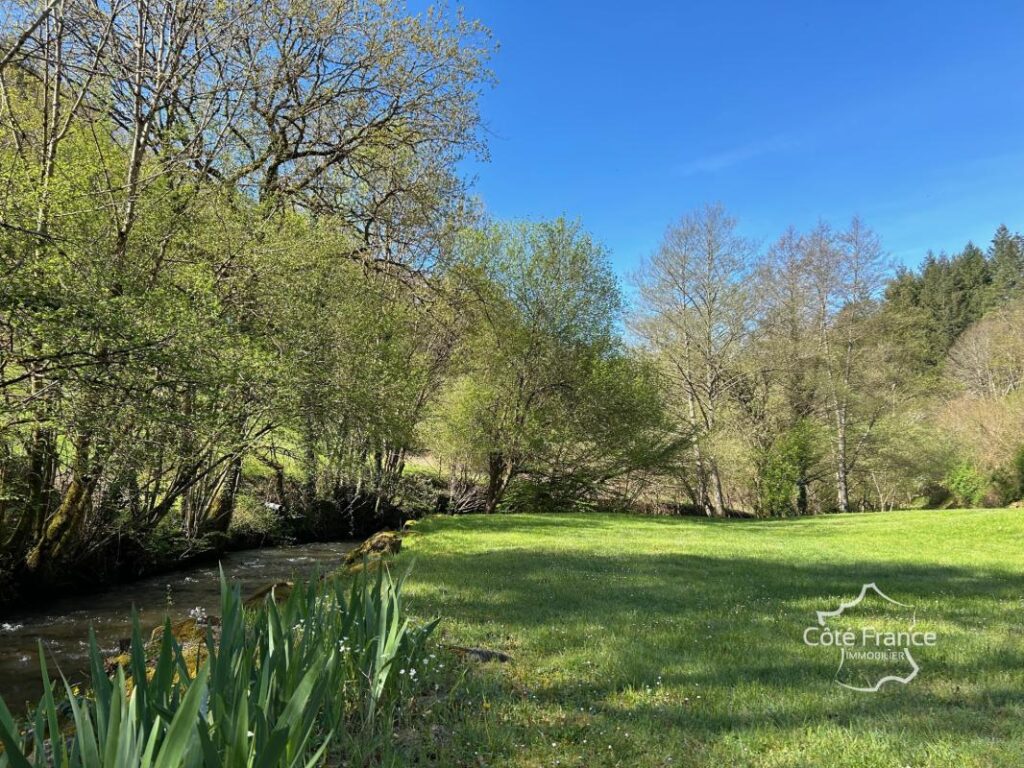 Ancien moulin renové avec grange et terrain à Boisset 15600 – 5 pièces – 4 chambres